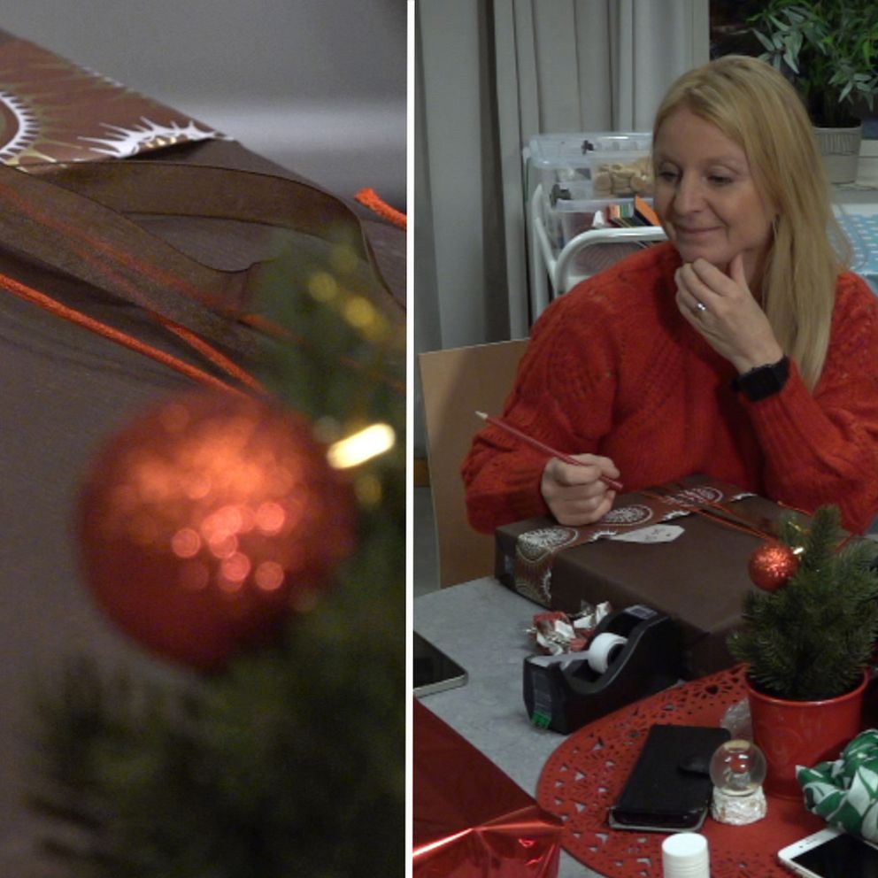 Till vänster: inslagen julklapp med julgranskula i förgrunden. Till höger: Kvinna som slår in julklappar.