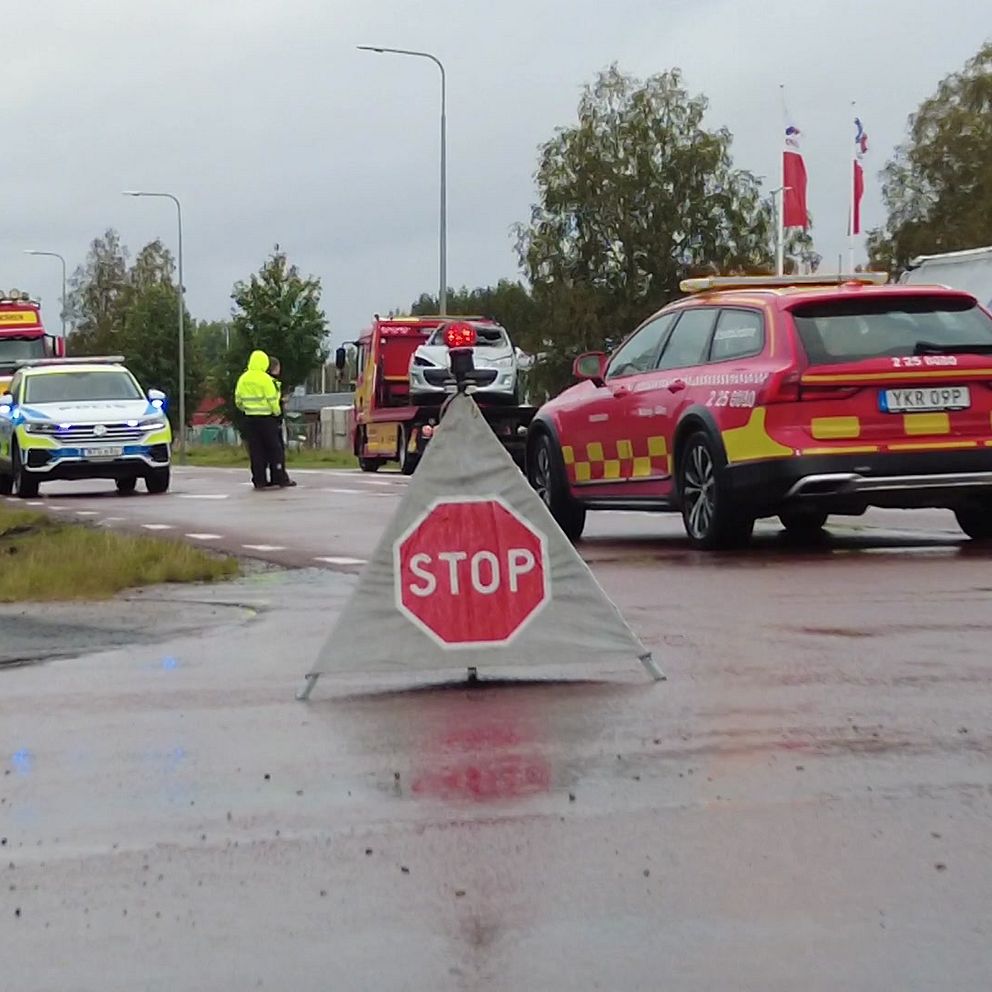 räddningsfordon på väg och krockad bil på bärgningsbil