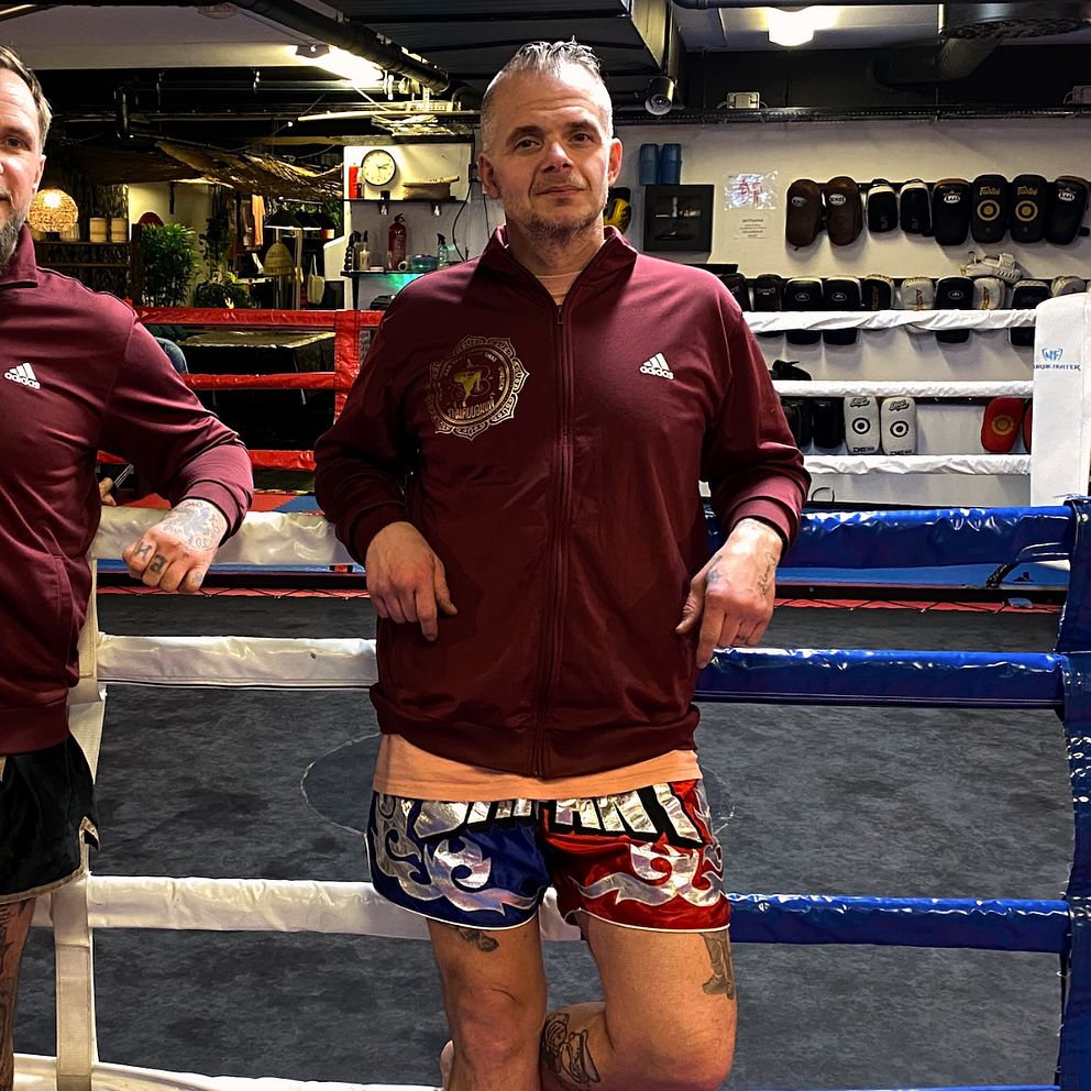 tränare framför en thaiboxningsring