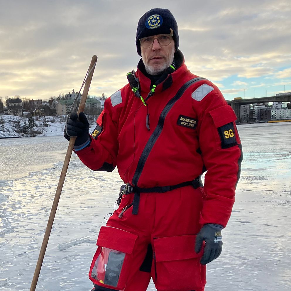 Man med ispik på is