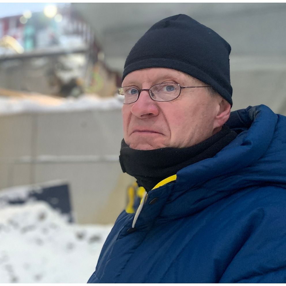 Orförande i Brf framför stödmuren som nu byggs upp igen