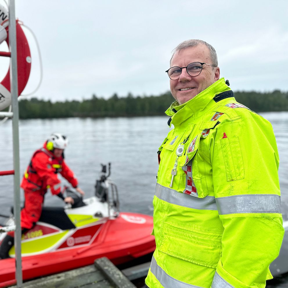 Verksamhetsstrateg Christer Björkman från räddningstjänsten i Umeå framför deras nya vattenskoter