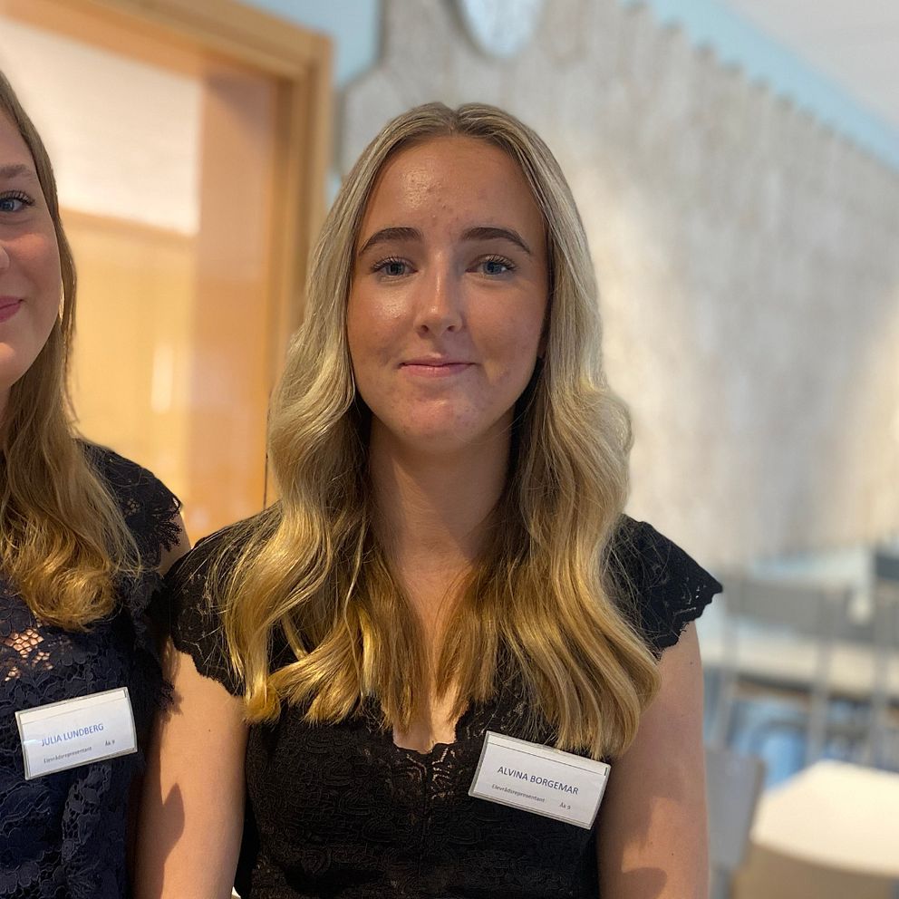 två ungdomar i ljust hår