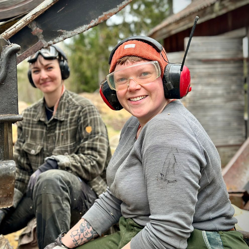 Beatrice Rygaard sitter vid en såg med hörselkåpor.