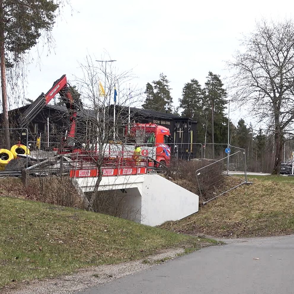 En karta över Fornhöjden. En tunnel med röd grävmaskin på vägen ovanför.