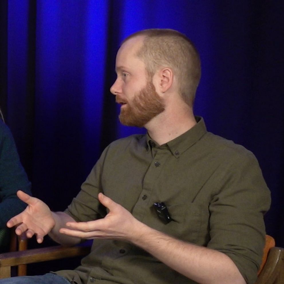Producenten bakom Gränsland Jesper Hillbom diskuterar bronsåldern i Halland tillsammans med bland annat arkeologen Stina Tegnhed.