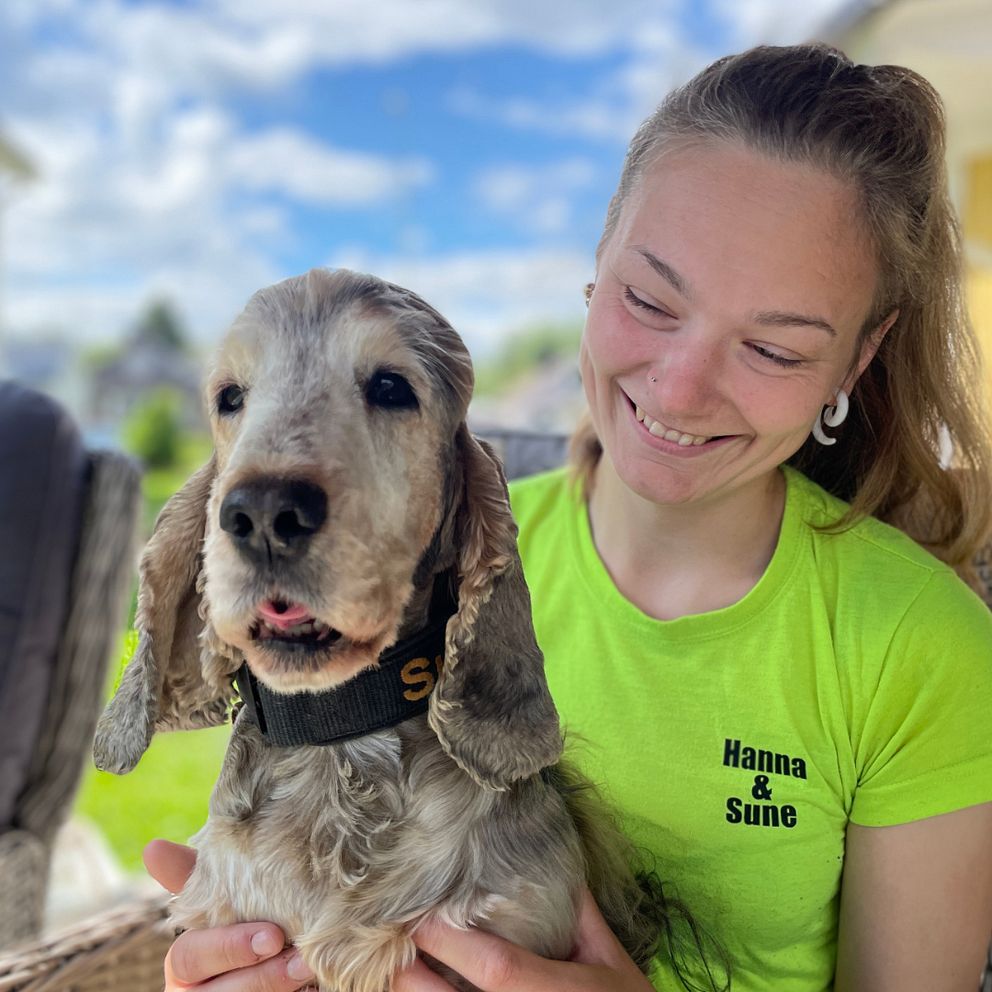 Hunden Sune och matte Hanna Ericsson till höger och den försvunna hunden frans till höger som sitter fast i en sprlina