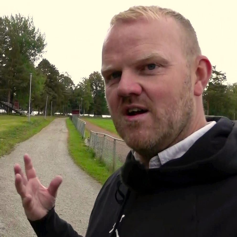 Andreas Östby, biträdande fritidschef i Smedjebacken,  står vid en grusväg som leder genom en park med träd på båda sidor. I bakgrunden syns en sjö och en person som vandrar längre bort. Det är en mulen dag.