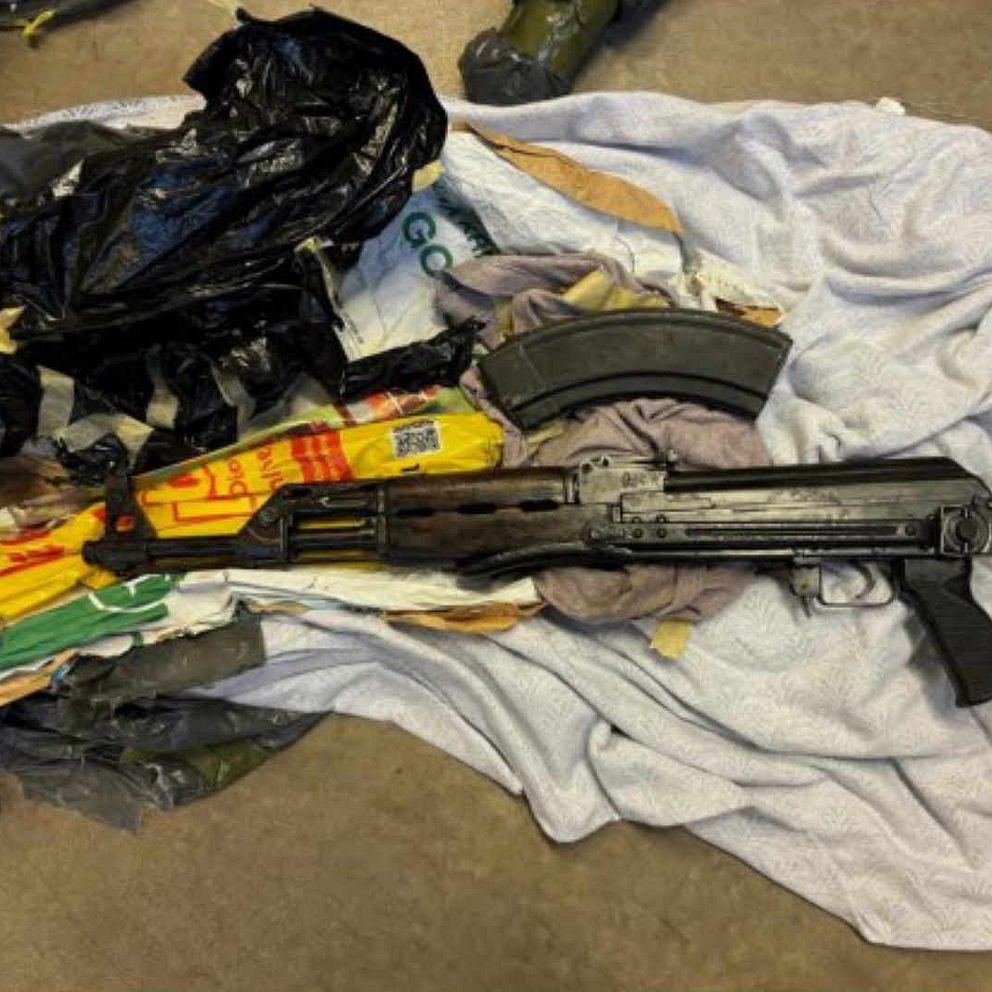Delad bild. Vänster sida visar ett pixelerat pass från Kroatien med text på flera språk. Höger sida visar ett upptäckt automatgevär liggande på en hög med kläder och plastpåsar.