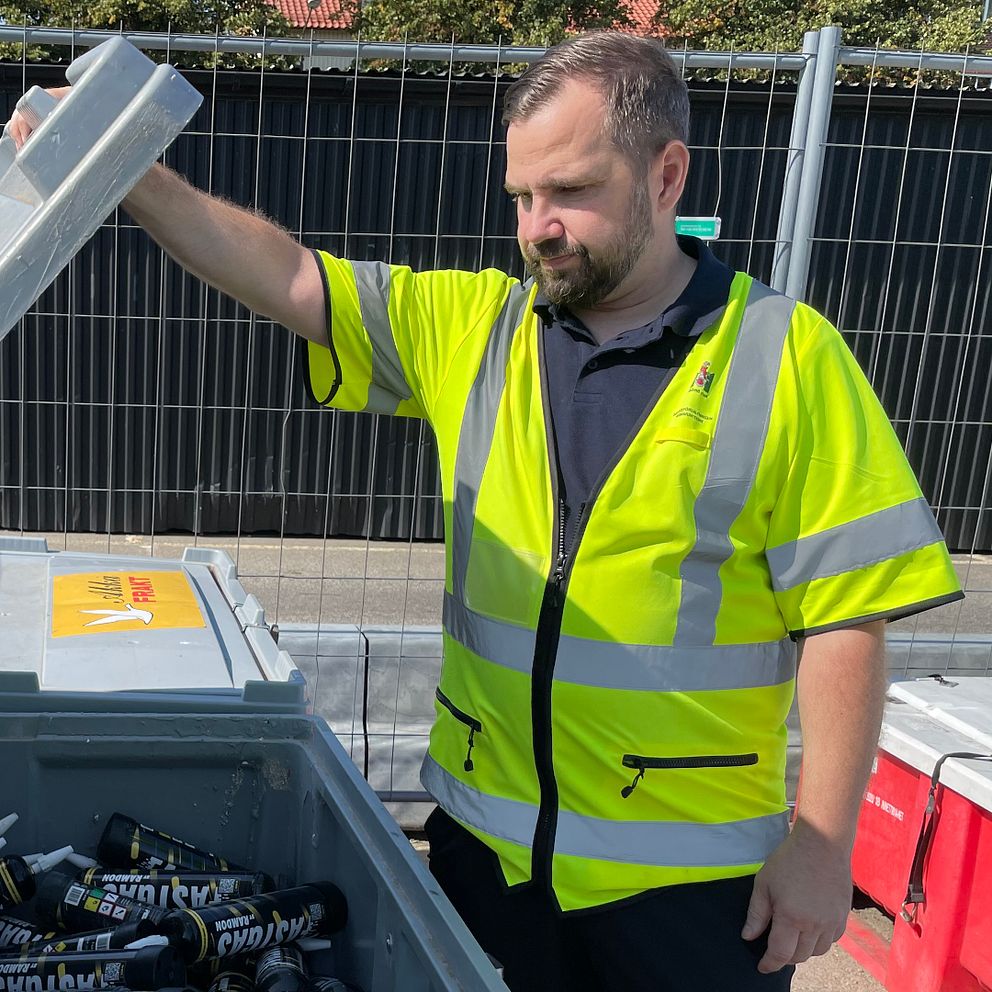 plastcontainer full med lustgasflaskor