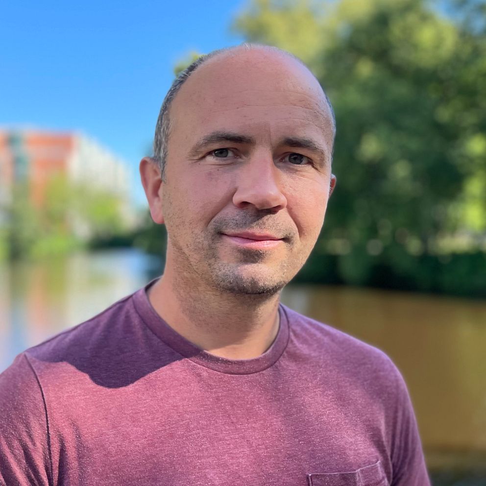 Porträttbild av Erik Fredholm, apotekare på Region sörebro läns läkemedelscentrum.