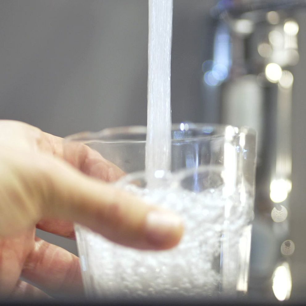 Xojayin qulni stul sifatida ishlatadi