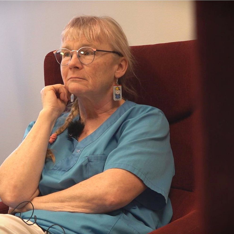 Splitbild med en flagga på Högskolan i Gävle, vänster och en bild på överläkaren Ann Frånberg i höger. Hon sitter i sin läkauniform på en rödfåtölj i sitt kontor på bup-mottagningen i Gävle
