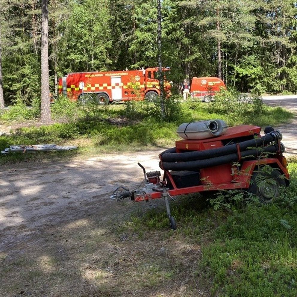 En skogsbrand härjar söder om Brattfors i Filipstads kommun.