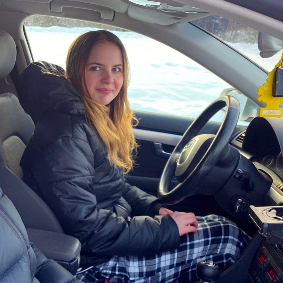 Elma Högberg och Natalie Nordlund sitter i en EPA-traktor