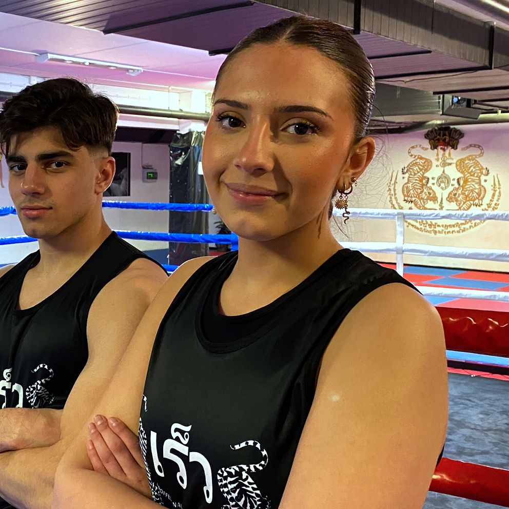 thaiboxare, juniorer som står med armarna i kors framför ringen.