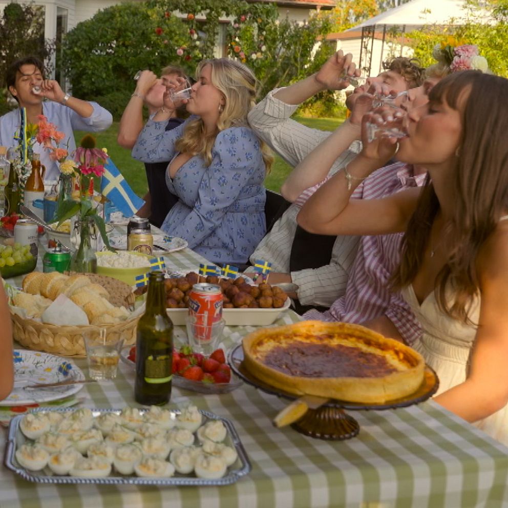 En delad bild som visar två scener. Den vänstra sidan visar Linus Gustafsson som sitter bekvämt i en soffa med en kudde, avkopplad. Den högra sidan visar en festlig samling där flera personer skålar och dricker, omgivna av en riklig buffé med mat och dryck, inklusive en paj och olika snacks på ett rutig duk.