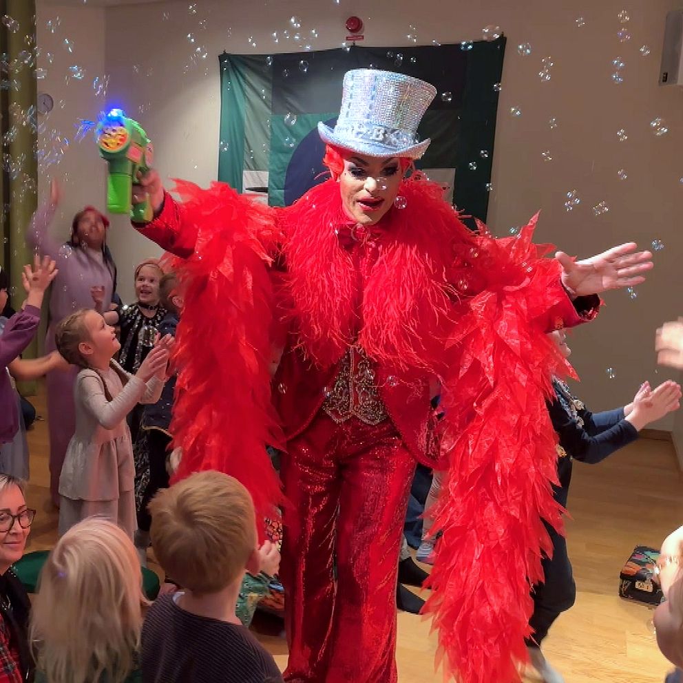 Björta gör såpbubblor framför glada barn.