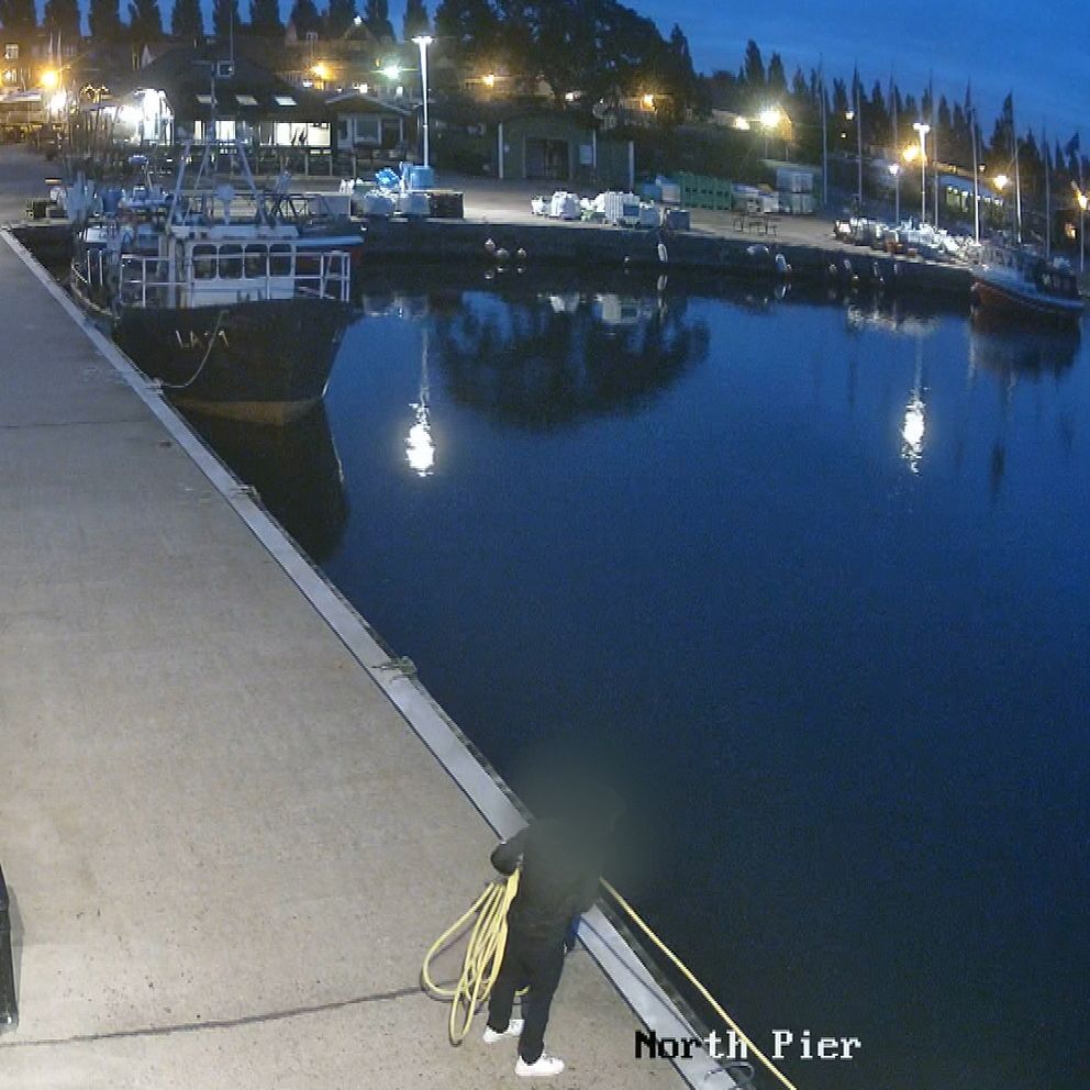 Mitt i natten placerades en vattenslang påslagen i maskinrummet på fiskebåten. Hela motorn förstördes.