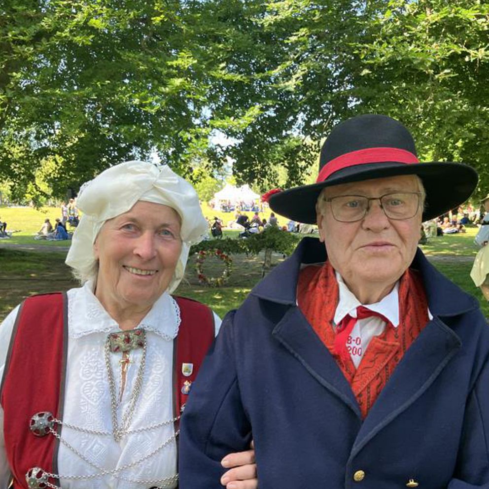t.h midsommarstången restes på Evedal. t.v Birgitta och Benke Nilsson i sina folkdräkter
