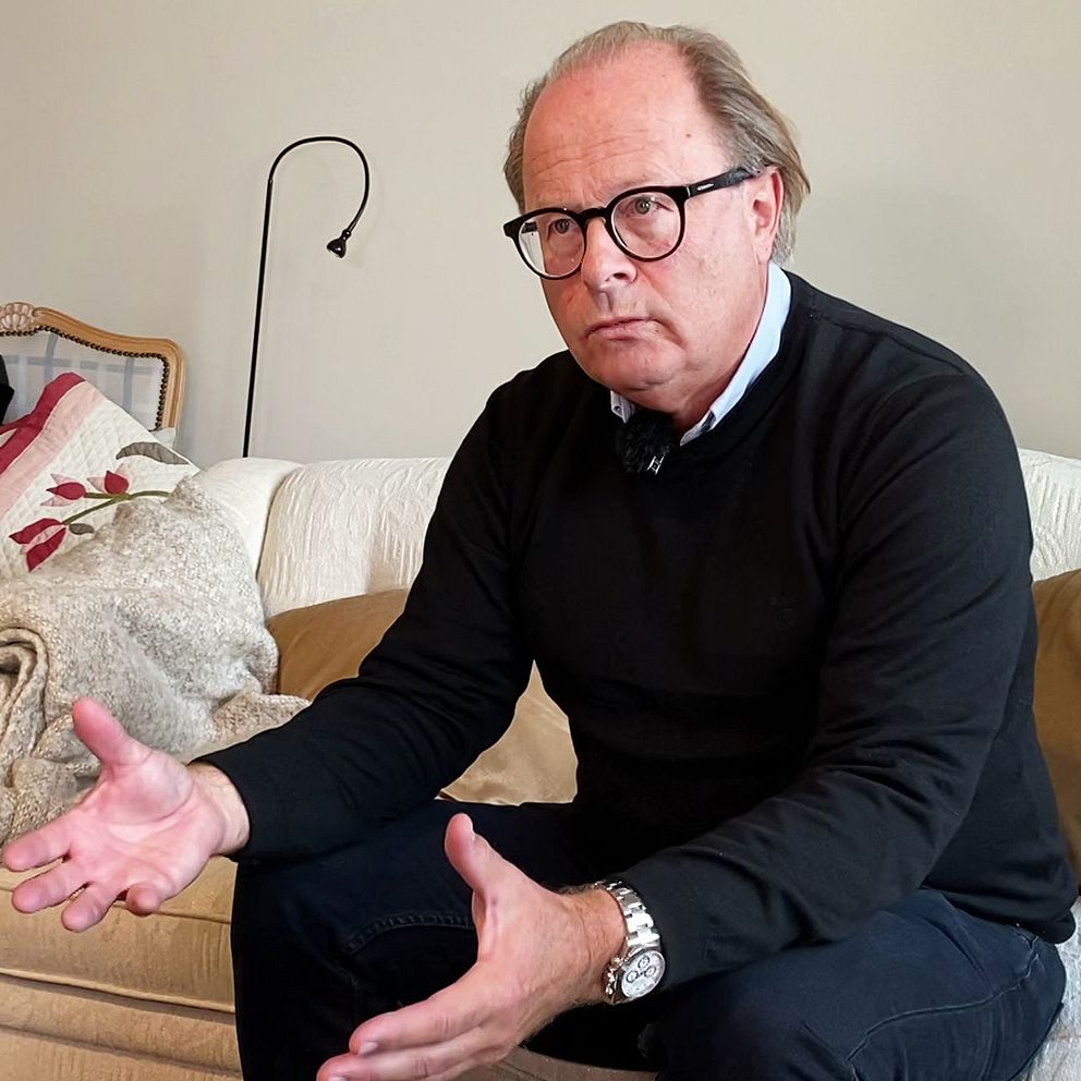 Bild inifrån äldreboende där dödsolycka inträffade och man i svart tröja och svarta glasögon som slår ut med händerna