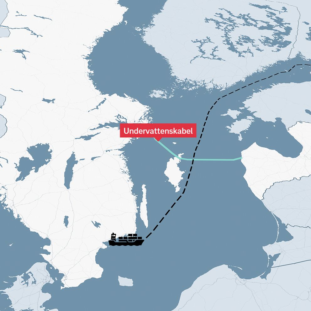 Delad bild: Till vänster syns en person i kavaj och tröja med logoband runt halsen. Till höger visas en karta över Nordeuropa med en markerad rutt för en undervattenskabel i Östersjön, illustrerad med linjer och en ikon för ett fartyg.