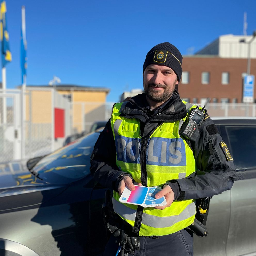 Tvådelad bild. Vänster: krossat bilfönster, höger: polis med reflexväst vid polisstation.