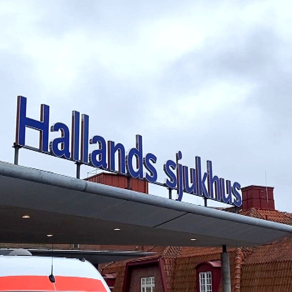 En delad bild som visar två sektioner. Den vänstra sektionen visar verksamhetschef Susanne Svensson i en svart tröja som sitter i ett inomhusmiljö med en växt i bakgrunden. Den högra sektionen visar en skylt med texten ”Hallands sjukhus” på ett sjukhusbyggnad, under en molnig himmel.