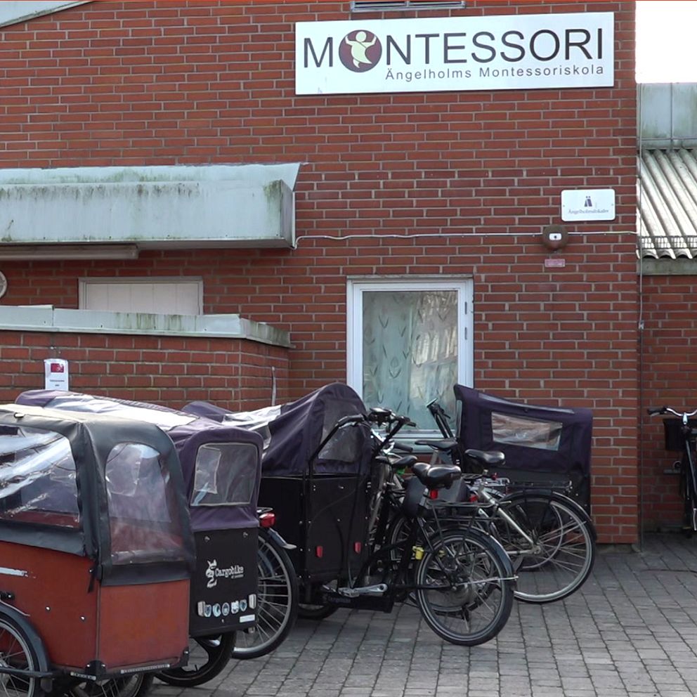 En delad bild som visar till vänster Sven-Ingvar Borgquist (M) som intervjuas av SVT och till höger entrén till Ängelholms Montessoriskola med flera parkerade cyklar framför byggnaden.