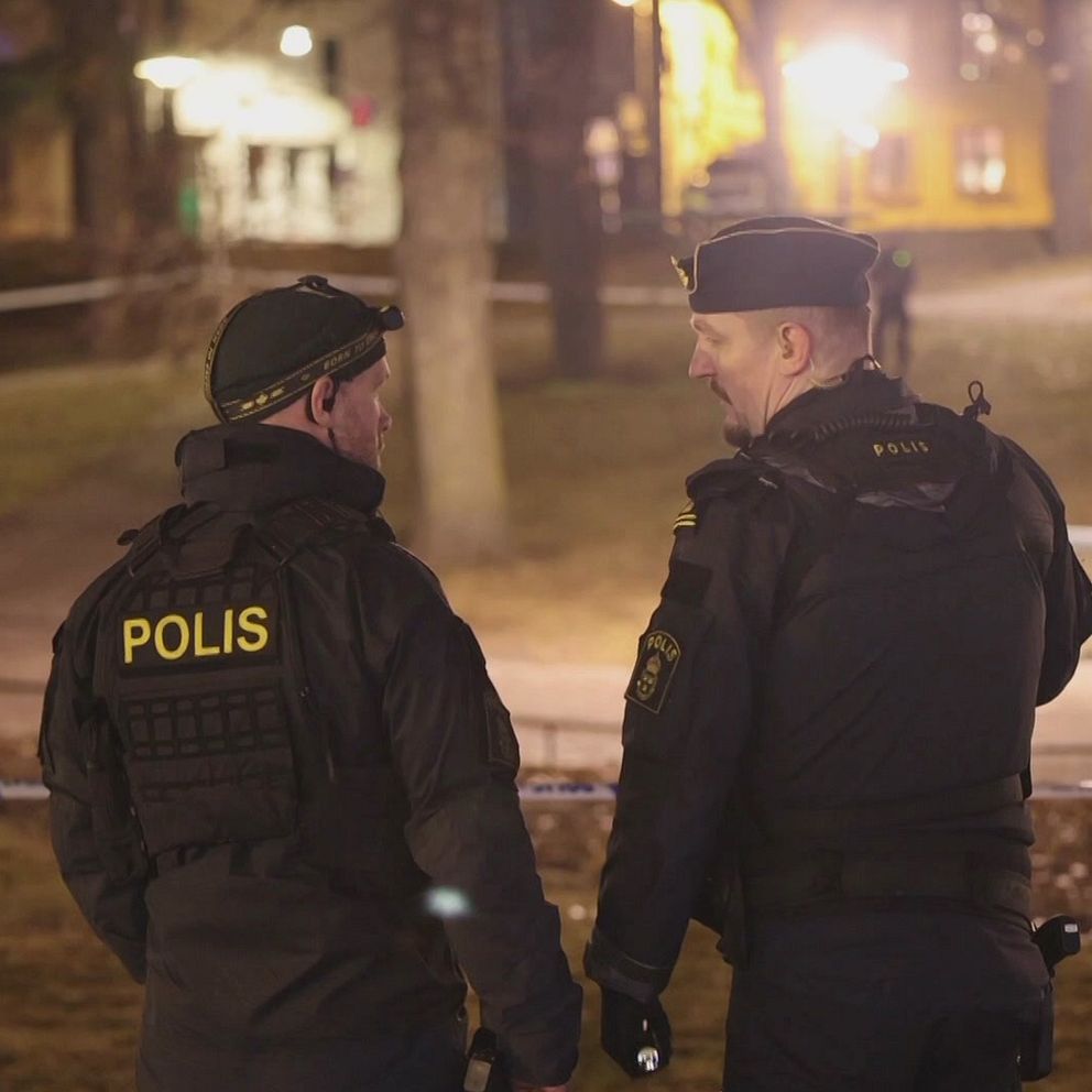 Reporter Clara Fritzon till vänster och två polismän i en park till höger.