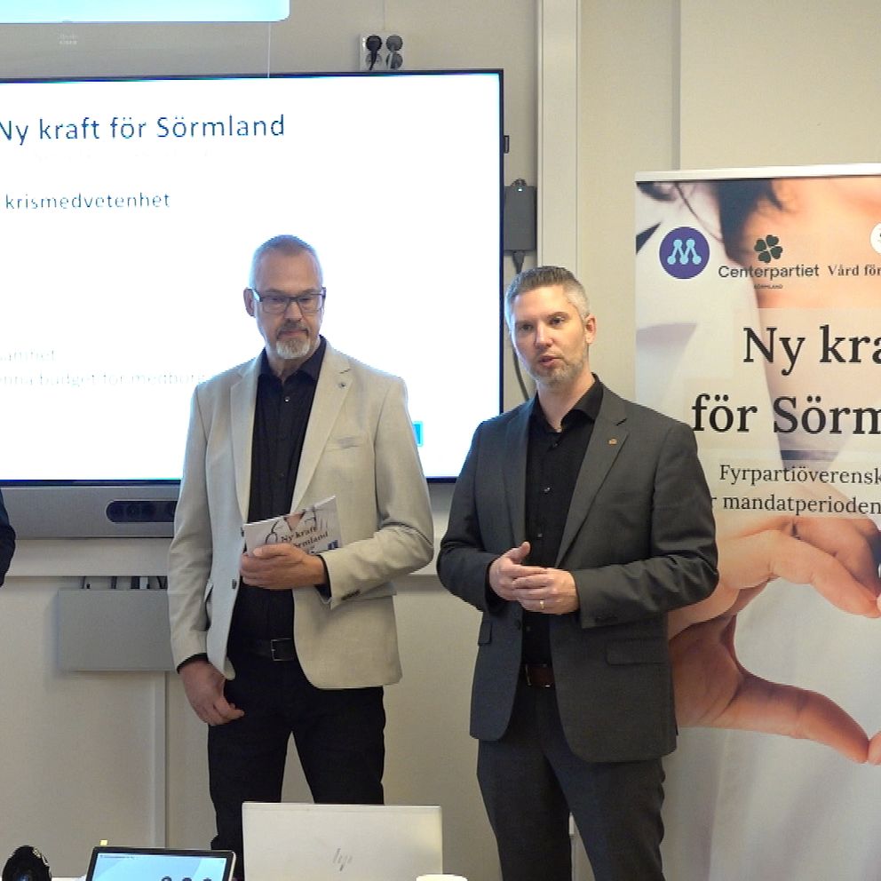 Fyra politiker som pratar på en presskonferens.