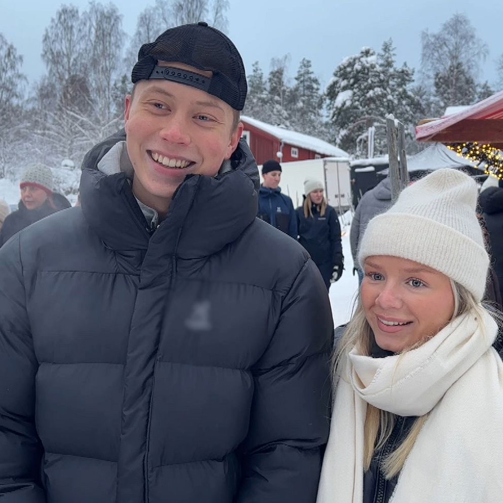 Glada människor under helgen på julmarknaden på Norra Berget i Sundsvall.