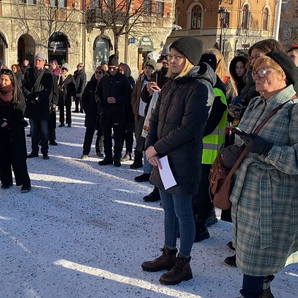Bild delad i två sektioner. Vänster: En minnesplats med tända gravljus mot en snötäckt bakgrund. Höger: En samling människor i vinterkläder står på ett torg för en ceremoni eller manifestation.