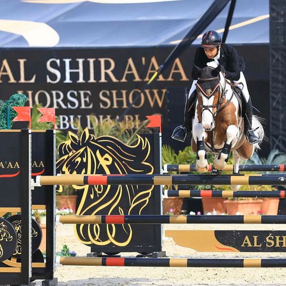 Delad bild. Till höger: ryttare hoppar hinder på Al Shira'aa Horse Show i Abu Dhabi. Till vänster: Olof Lundh som blir intervjuad.