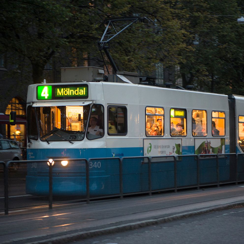 Peter Hermansson till vänster bredvid en bild på en spårvagn.