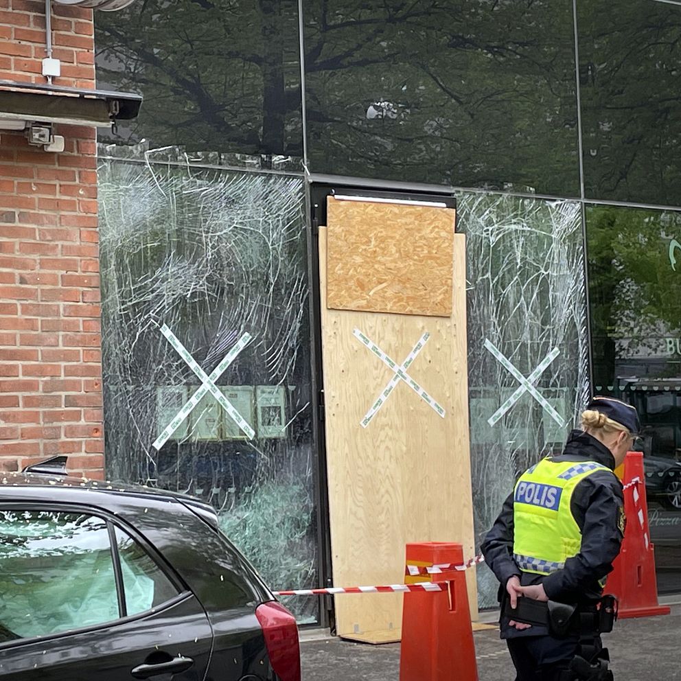 Krossade rutor utanför restaurangen som utsatts för en explosion.