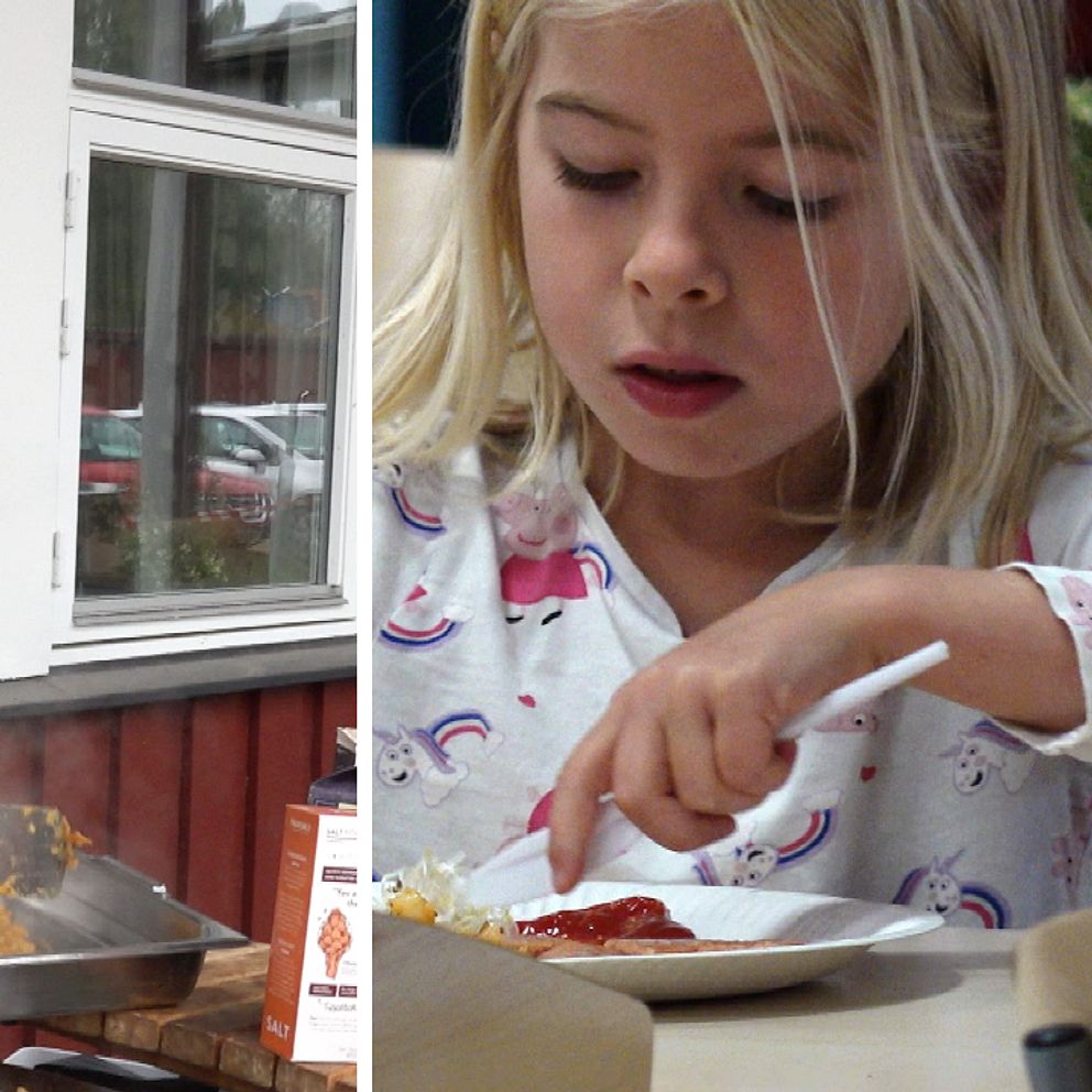 En kock står och lägger upp potatis på en plåt utomhus. Till vänster sitter en flicka och äter.