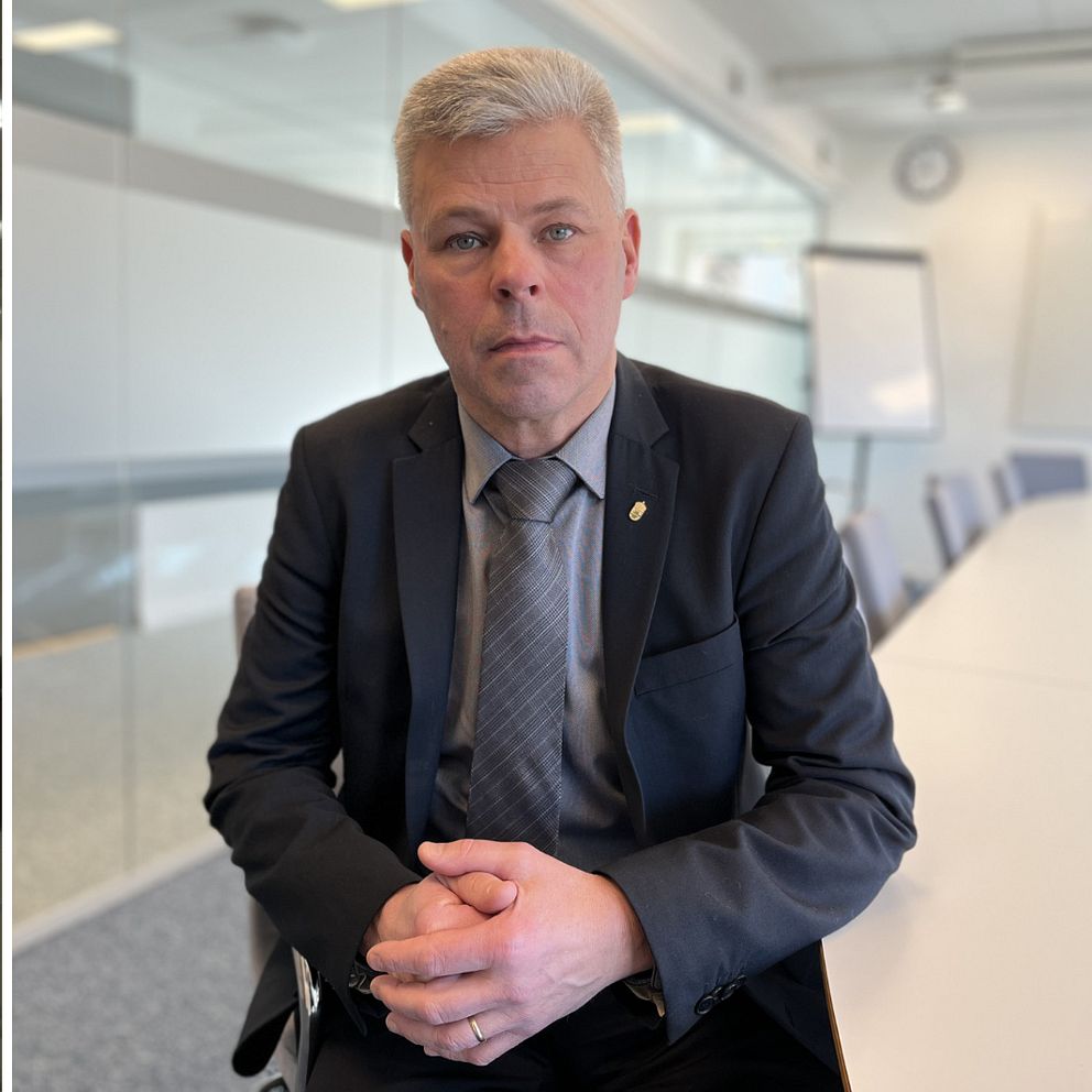 Tvådelad bild. Till vänster: korridor i fängelsemiljö. Till höger: Man i kostym med knäppta händer.