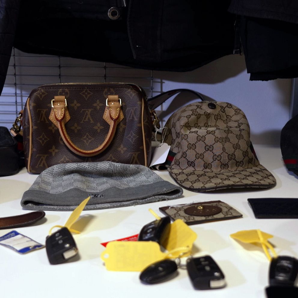 En delad bild som visar två sektioner. Till vänster syns en polis står utomhus. Till höger visas en samling olika föremål, inklusive en handväska, kepsar, nycklar och andra småsäkerhetsobjekt, som alla ligger på en vit yta.