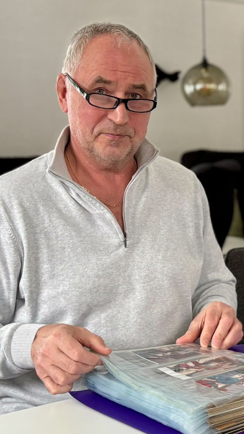 ”Ringer till mig och gråter” – Keijo Jokiniemi och Soile Ketola berättar om oron för sina mammor och om språkproblemen de menar påverkar tryggheten i vardagen på äldreboendet Solliden i Fagersta. Foto: Caroline Slotte/SVT