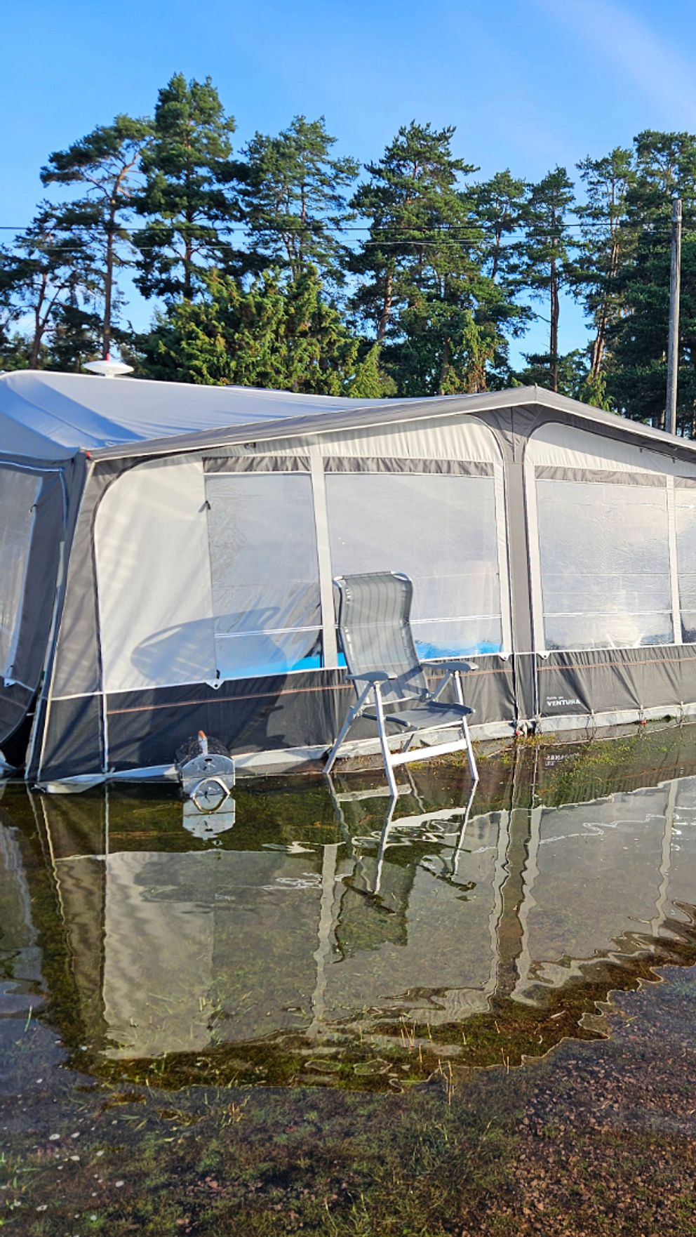Kristofer Boman vid översvämmat förtält på Kalmar camping
