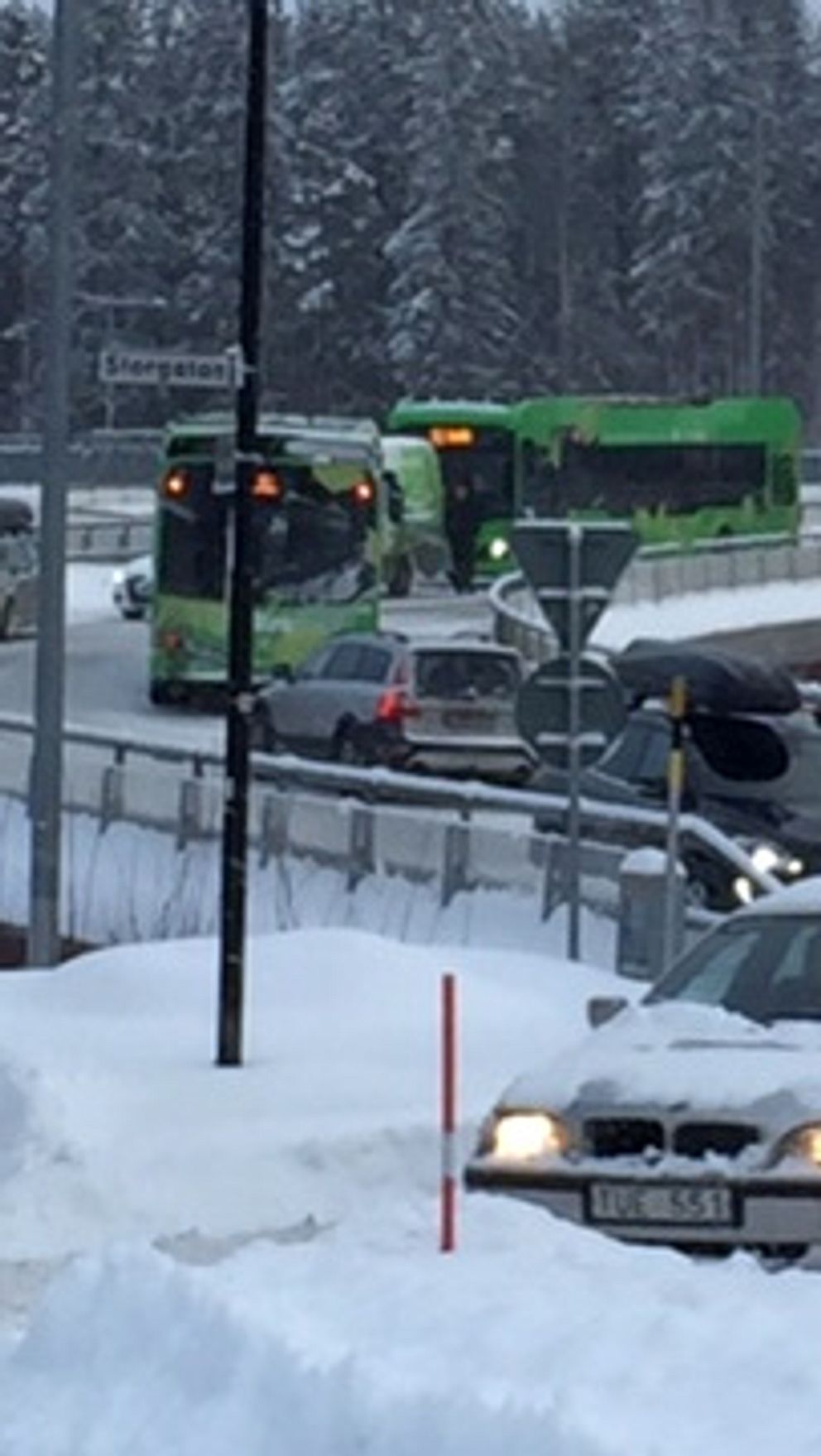 Bussar stillastående i sjukhusbacken i Umeå