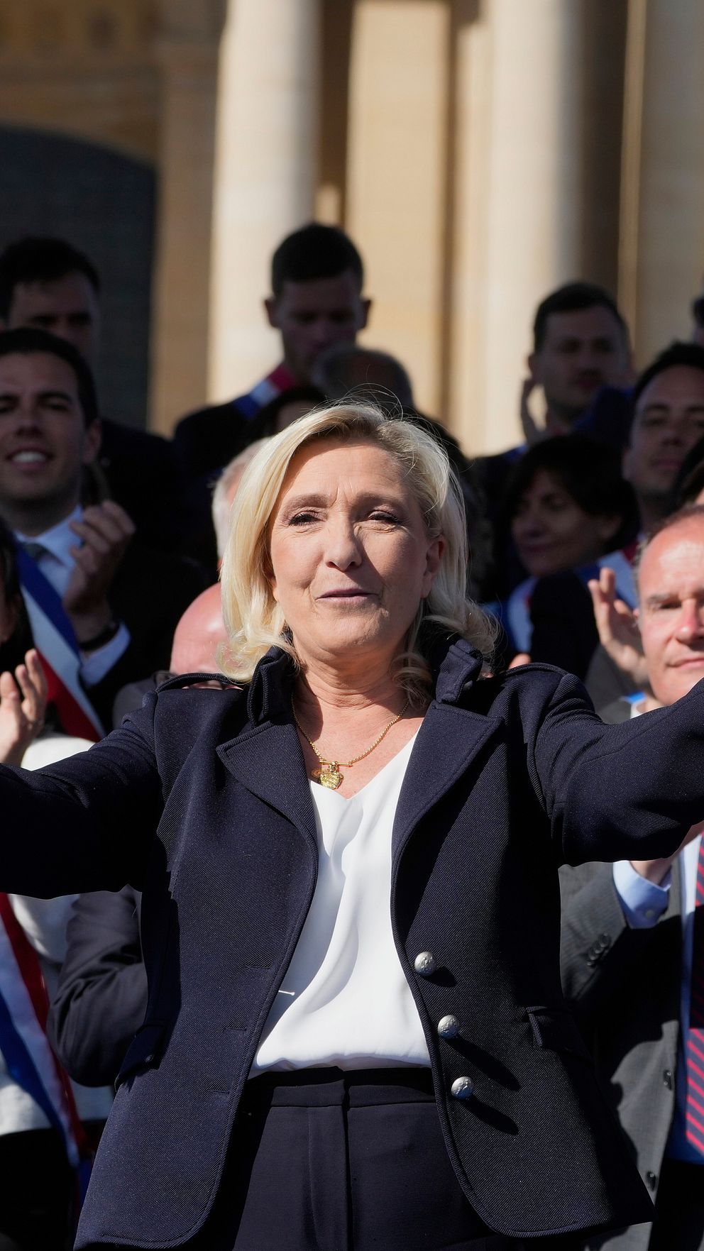Marine Le Pen och Jordan Bardella applåderar vid ett kampanjmöte.