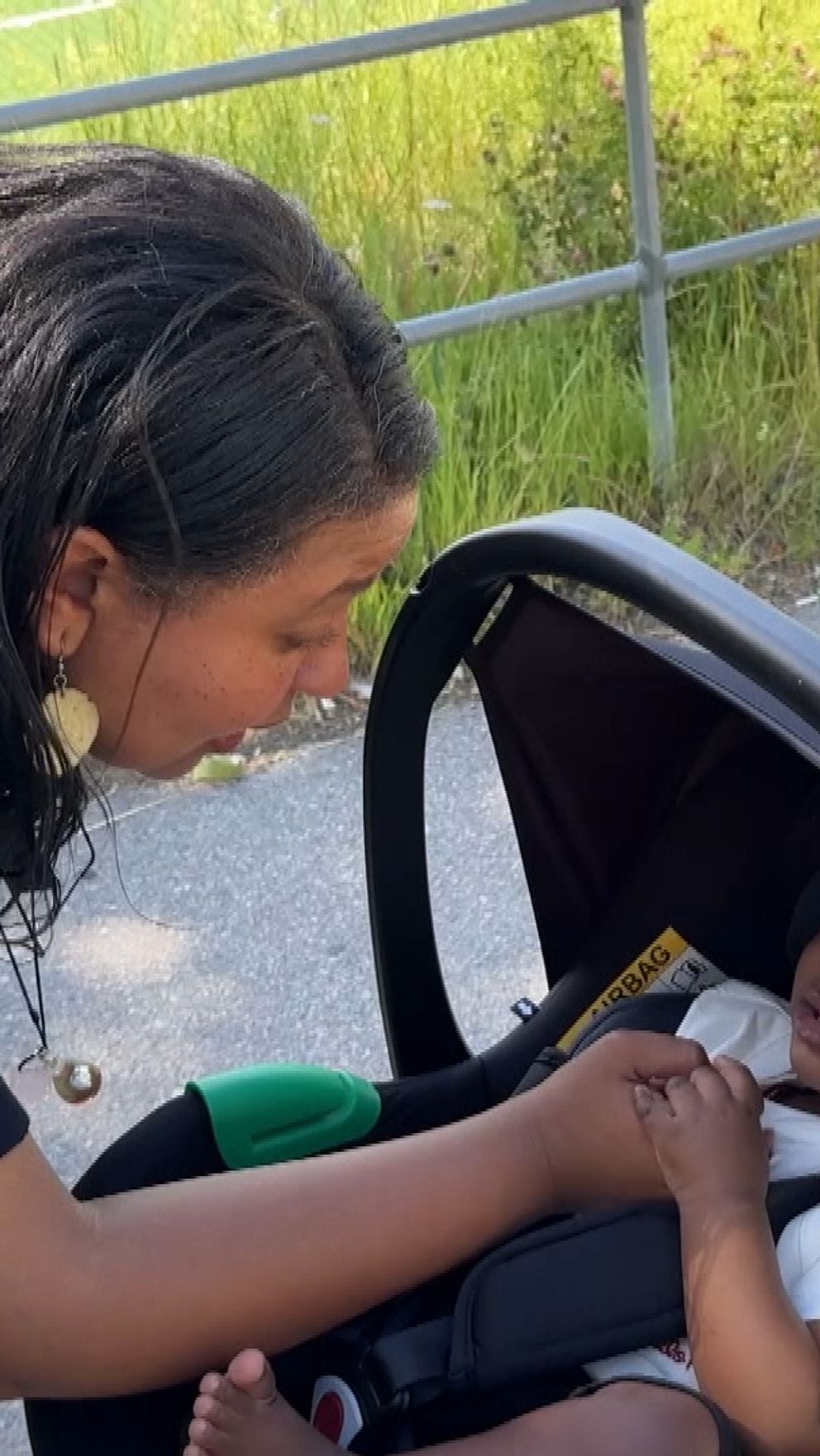 Kulturdoulan Selam Tadele gav stöd till den nyblivna mamma Yabsera Adane under hennes graviditet.