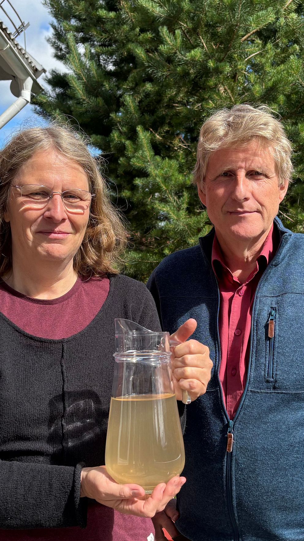 Tina och Michael Homeyer visar missfärgat vatten utanför sitt hus