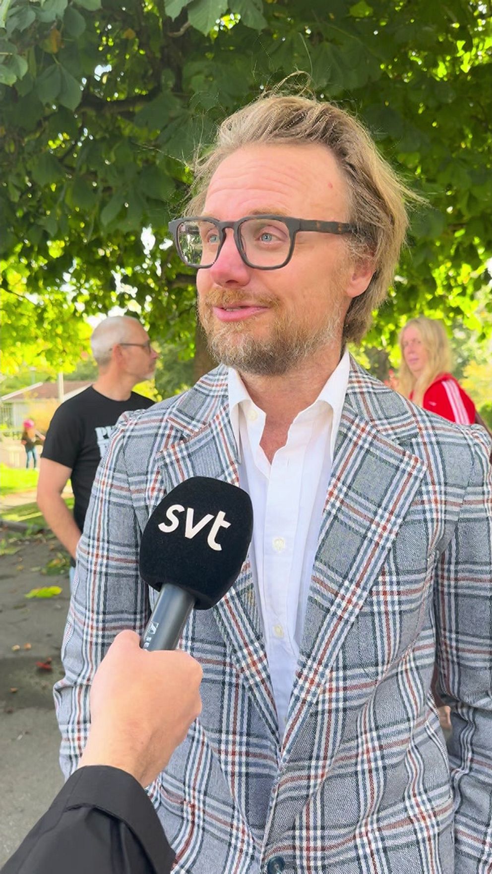 Oskar Willner intervjuas med SVT-mikrofon utomhus vid vallokal