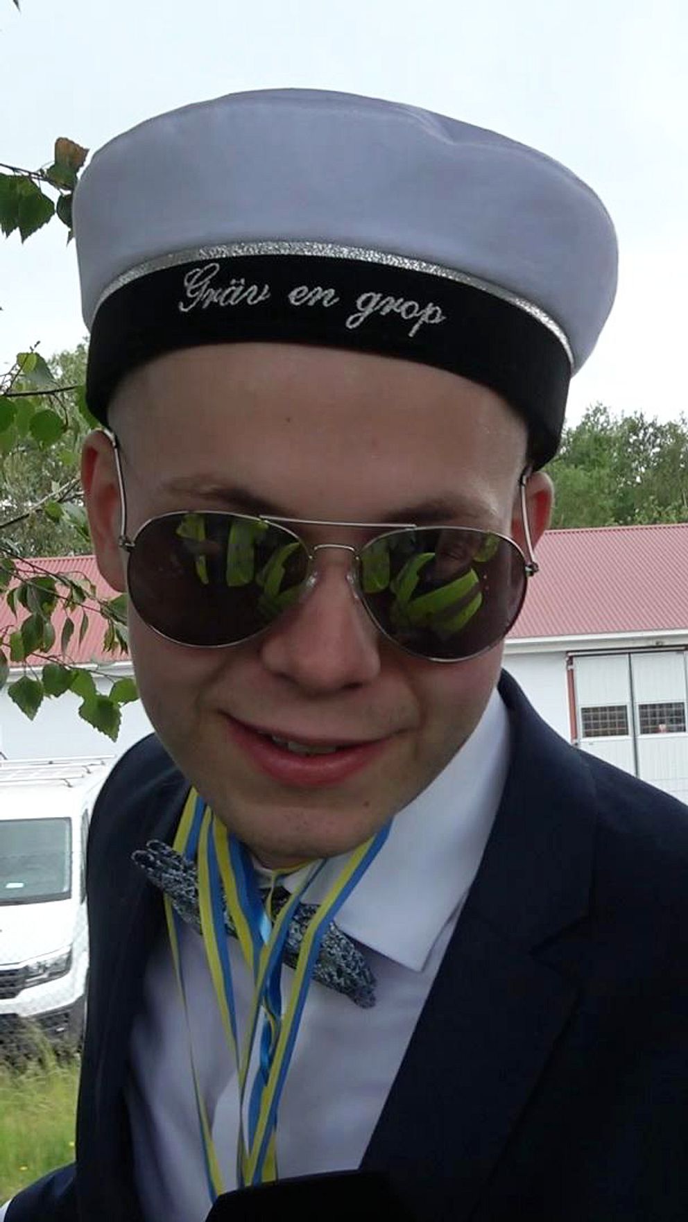Måns Tillborg bland studenter i studentmössor utomhus