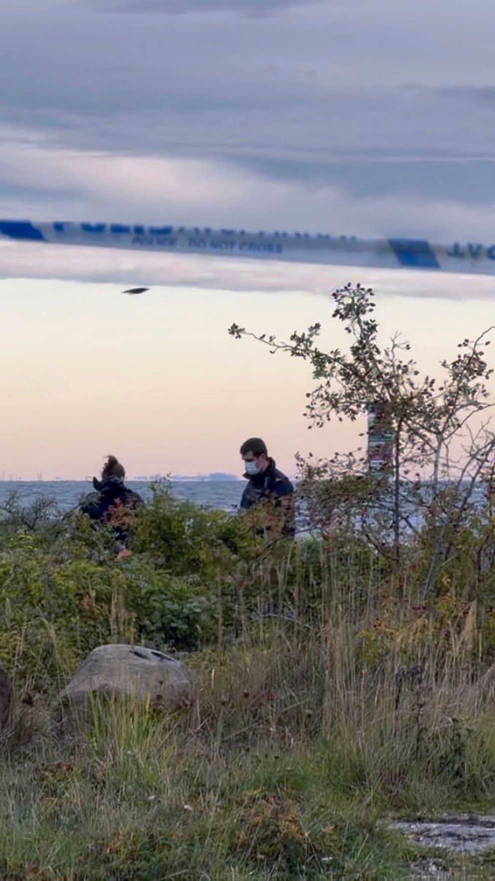 Polis vid avspärrat tältområde på Ön i Limhamn