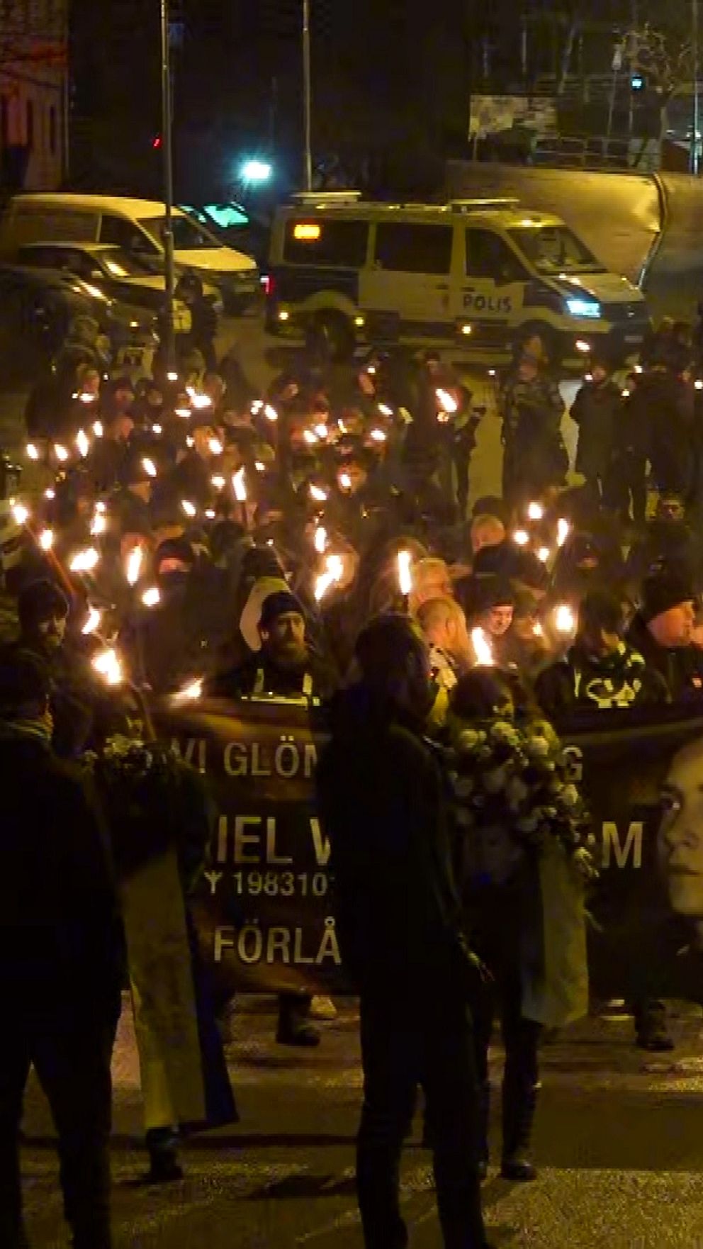 Demonstranter, Salemsbor och polis samlade under Salemmarschen på lördagskvällen.