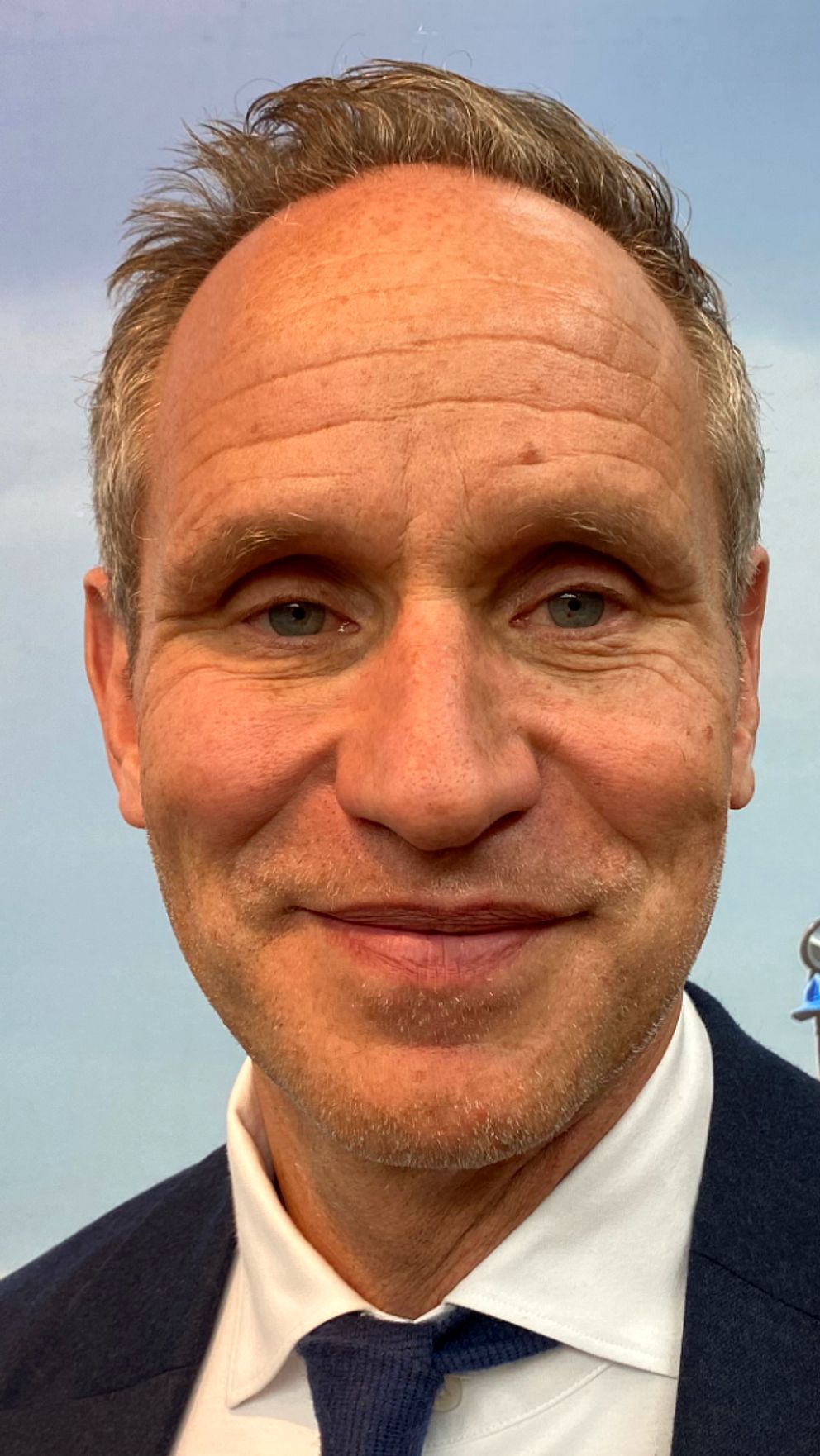Johan Menckel, vd för LKAB, framför en framtidsinriktad bakgrund med gruvtema